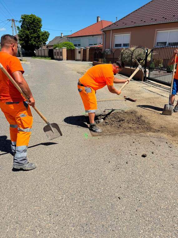 Kátyú kibontása kézi erővel — Utcai burkolatjavítás, V-A Generál Útépítő Kft. referenciafotó