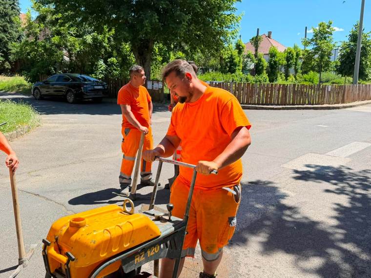 Alap tömörítése lapvibrátorral — Utcai burkolatjavítás, V-A Generál Útépítő Kft. referenciafotó