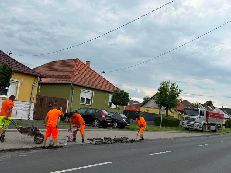 Útburkolat bontása — Utcai kátyúzás, V-A Generál Útépítő Kft. referenciafotó