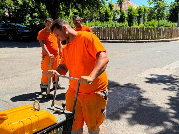 Alap tömörítése lapvibrátorral — V-A Generál Útépítő Kft.