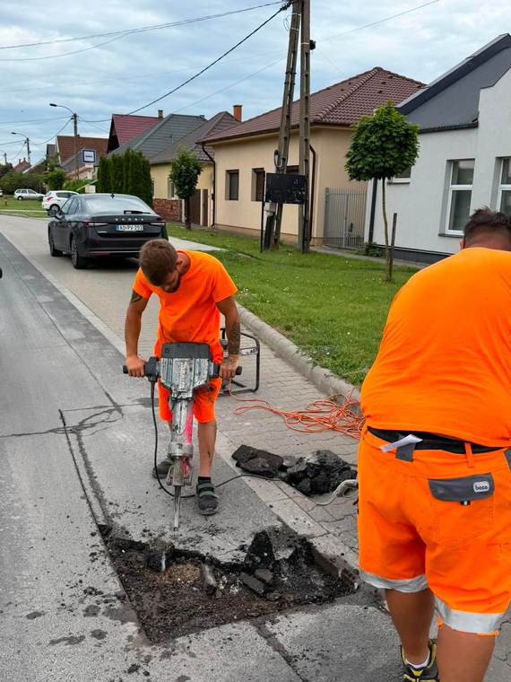 Sérült burkolat kibontása — Utcai kátyúzás, V-A Generál Útépítő Kft. referenciafotó