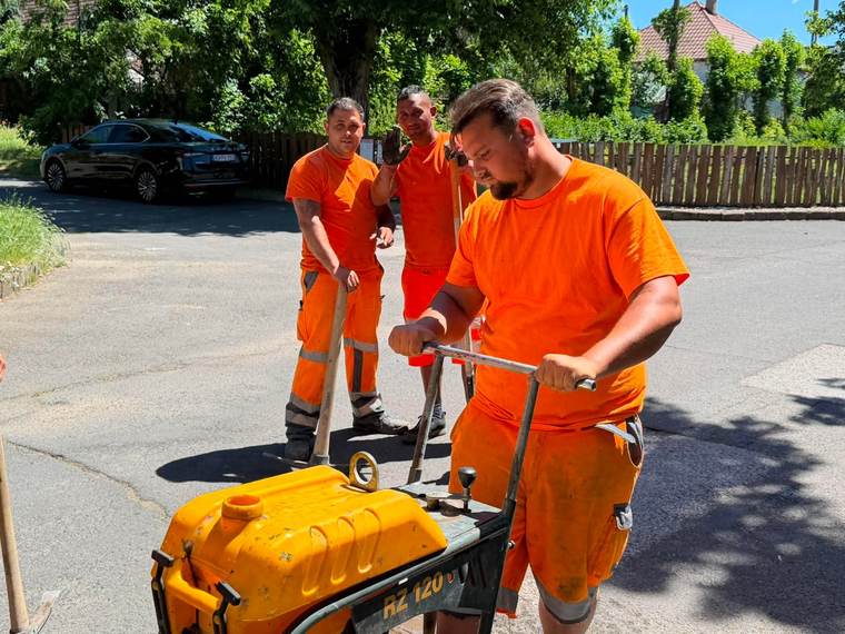Csapatunk munka közben — V-A Generál Útépítő Kft.