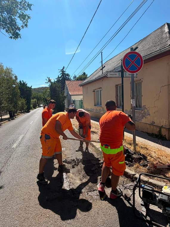Kátyúzás forgalmas úton — V-A Generál Útépítő Kft.