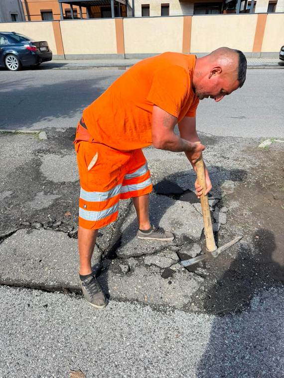 Kézi munka a részletekért — Utcai kátyúzás, V-A Generál Útépítő Kft. referenciafotó